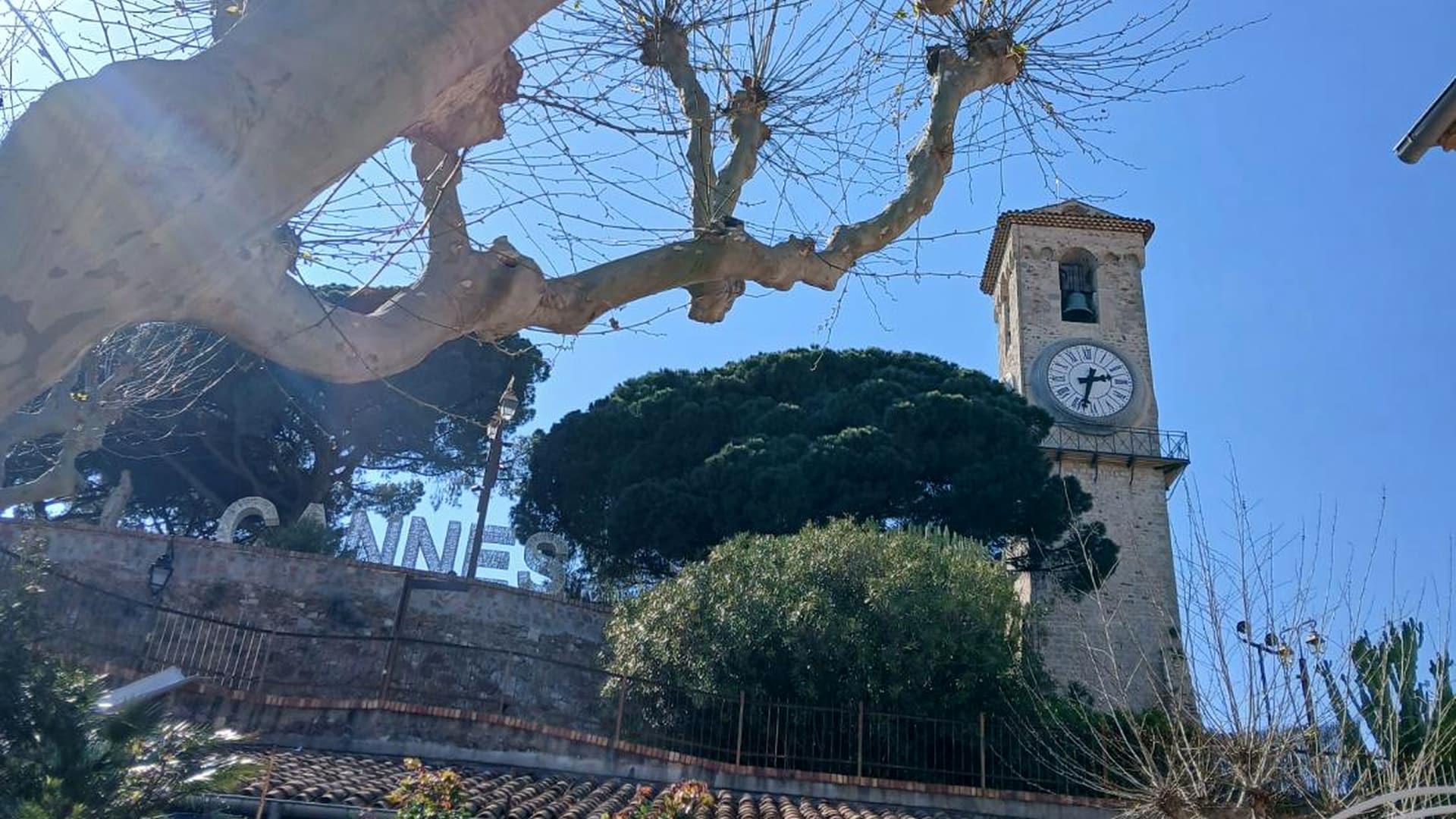 Torre do relógio do Suquet e as letras CANNES, no passeio em Cannes.